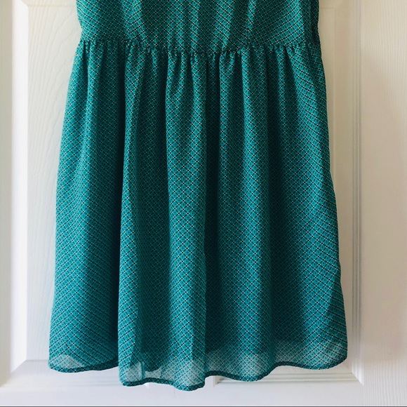 Sleeveless dress with keyhole back - Picture 3 of 4